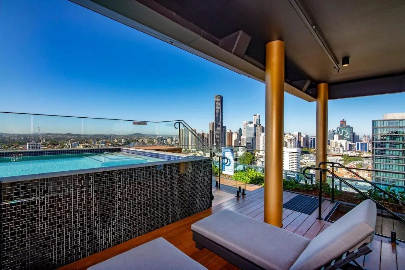 2Br Luxury Retreat With Rooftop Pool Access Brisbane