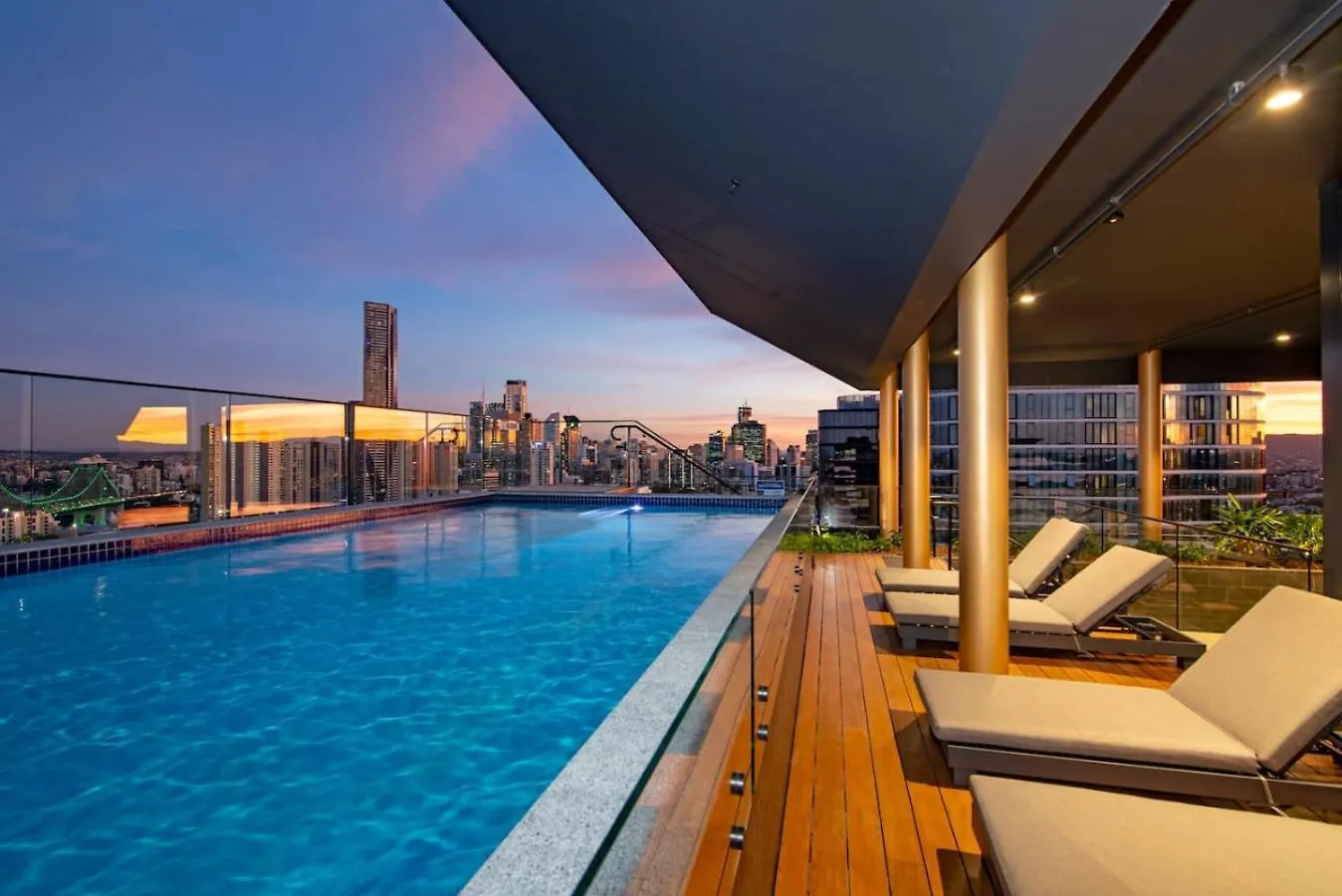 Appartement 2Br Luxury Retreat With Rooftop Pool Access Brisbane Australië