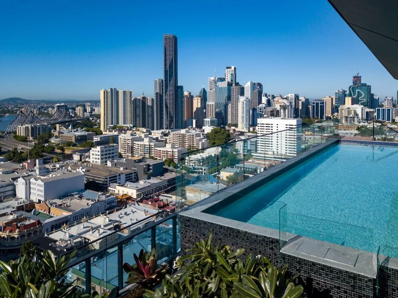 2Br Luxury Retreat With Rooftop Pool Access Brisbane Appartement