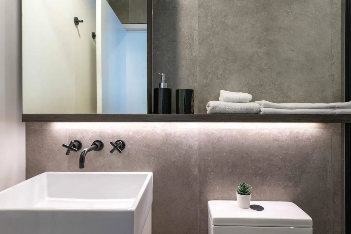 2Br Luxury Retreat With Rooftop Pool Access Brisbane Appartement