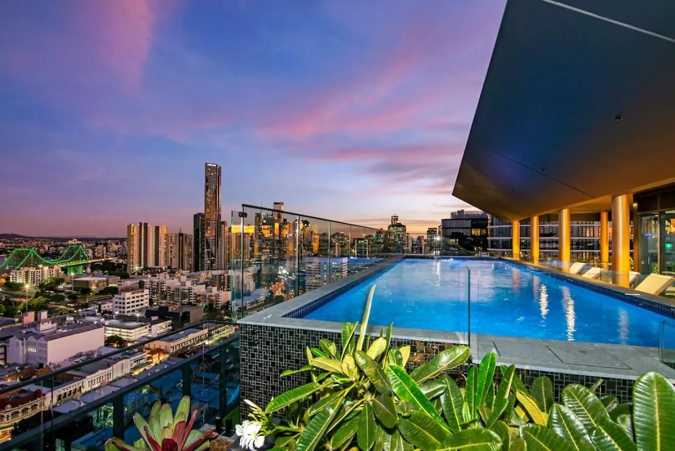 2Br Luxury Retreat With Rooftop Pool Access Brisbane