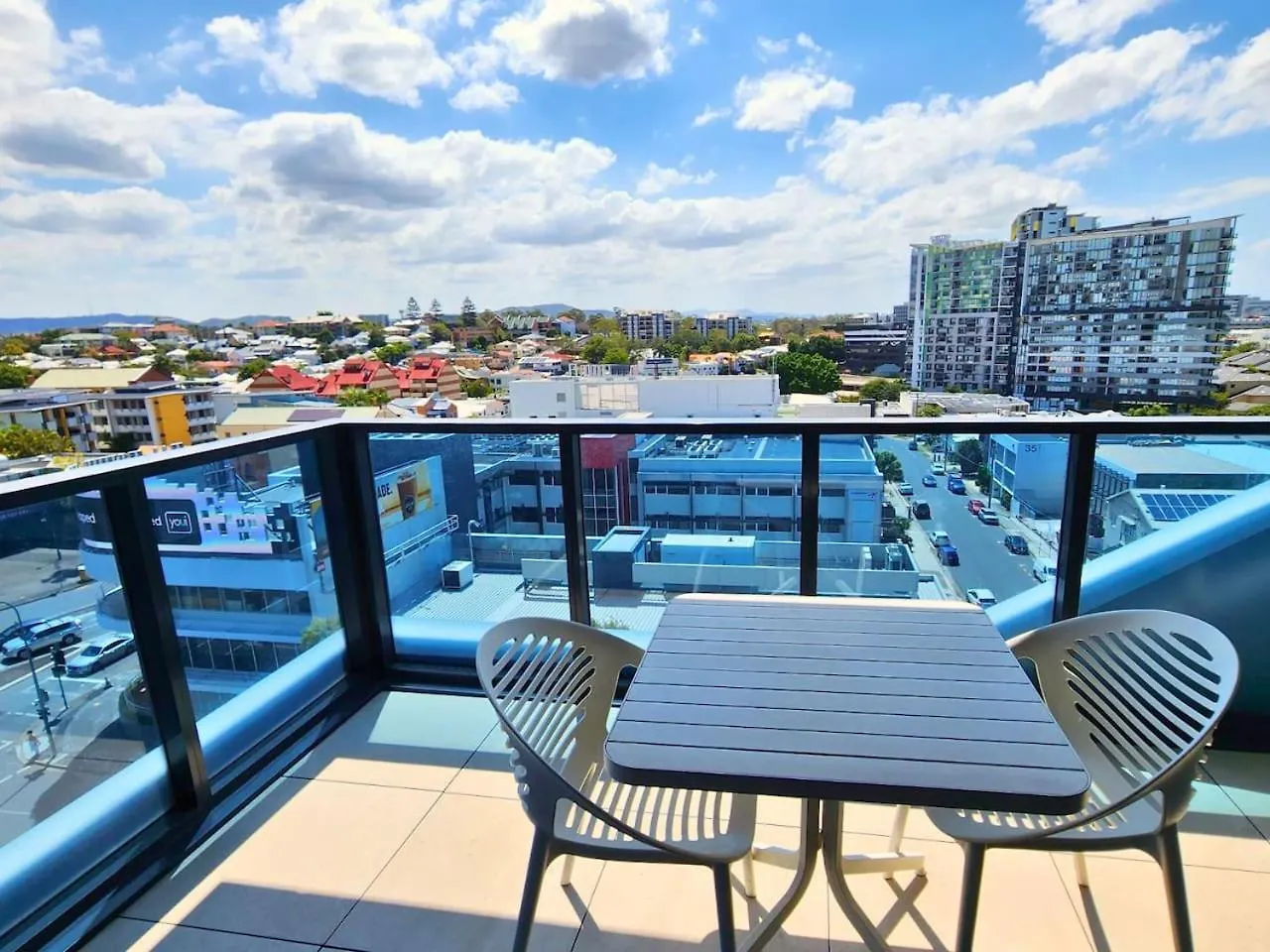 2Br Luxury Retreat With Rooftop Pool Access Brisbane